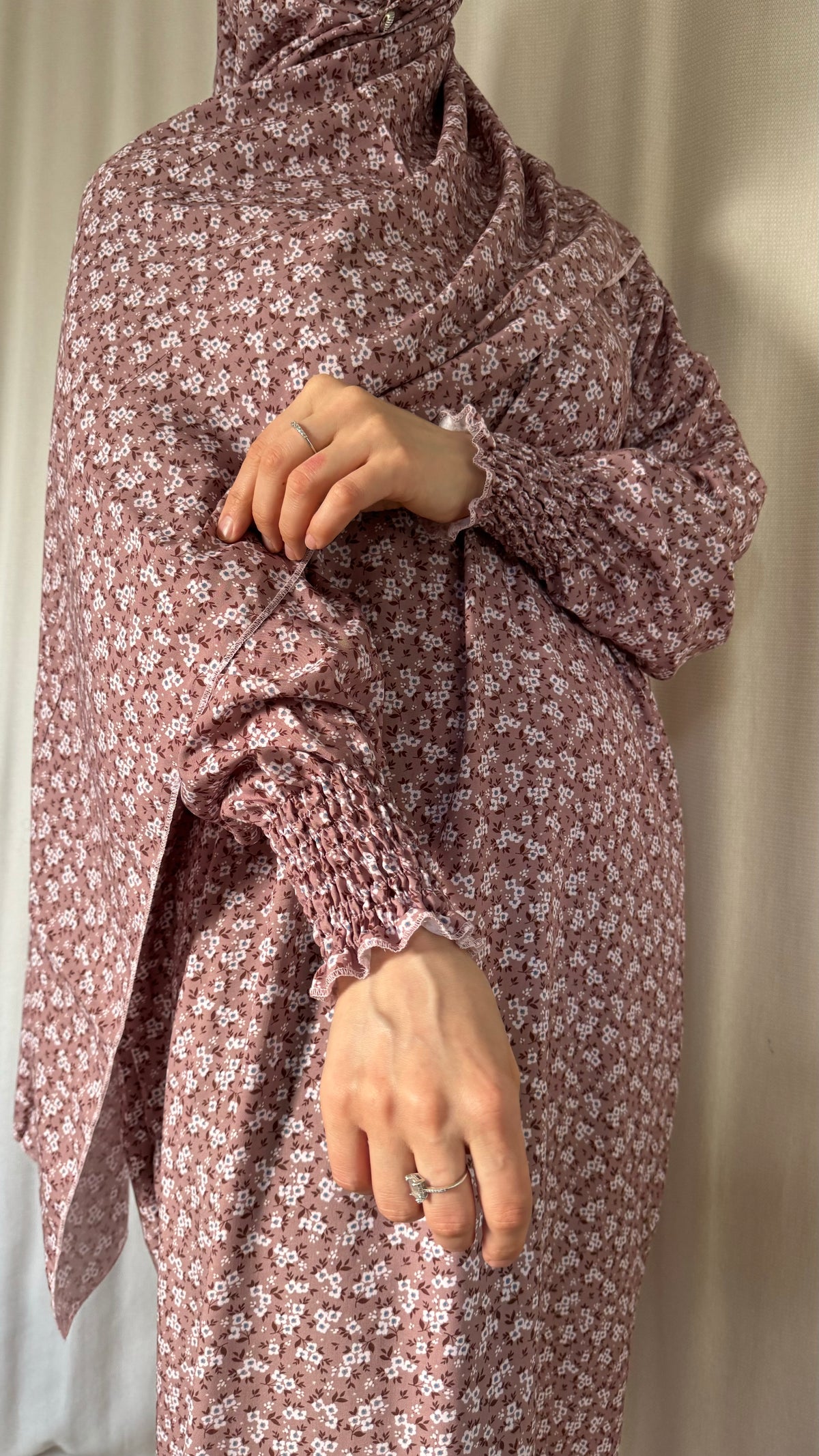 Elegant Floral Pink Prayer Dress – Modest Islamic Wear for Women
- Breathable Cotton Salah Dress in 3 width Size