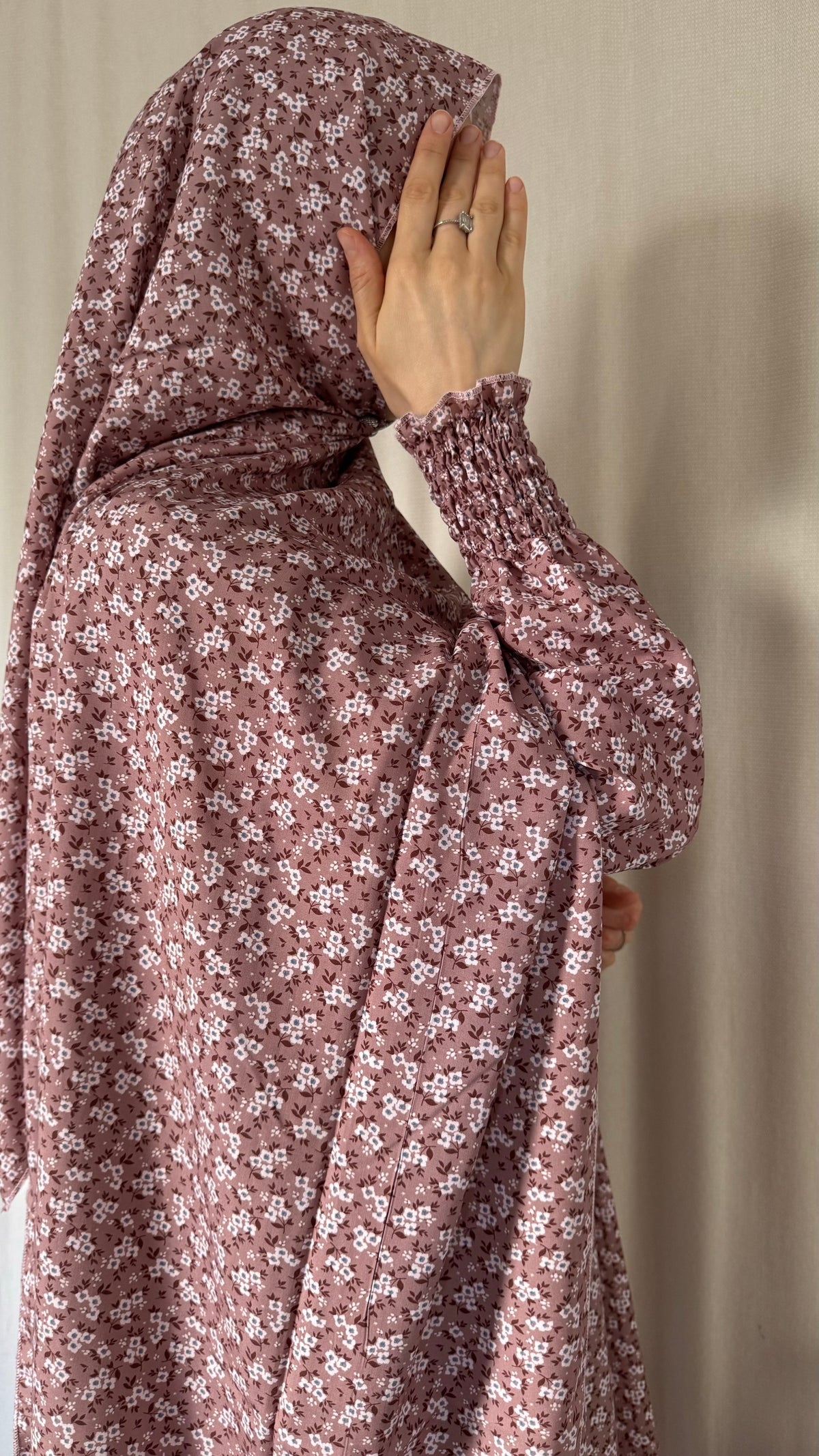 Elegant Floral Pink Prayer Dress – Modest Islamic Wear for Women
- Breathable Cotton Salah Dress in 3 width Size